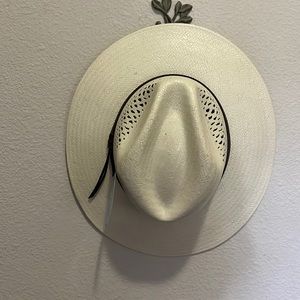 Structured beach hat